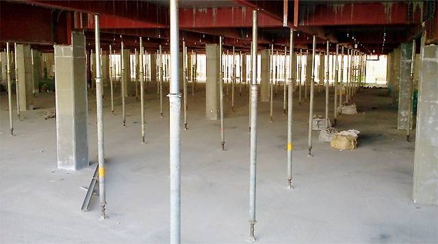 한 건설현장에 설치된 잭서포트(철제 지지대)의 모습. 철거 현장에도 건물 붕괴를 막기 위해 잭서포트를 반드시 설치해야 한다. 시공업체 홈페이지 캡처