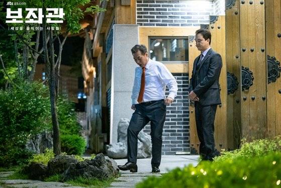 주인 말을 듣지 않는 소 새끼를 처리하듯 밟을 땐 확실하게 응징하는 면모를 보인다. [사진 JTBC]