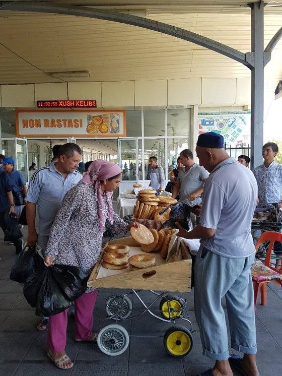 우즈베키스탄의 전통시장 '초르수 바자르'에서 리뽀슈카를 사는 사람들의 모습. [사진 전지영]