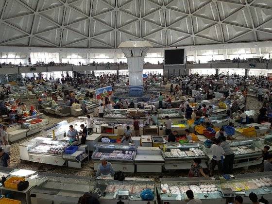 초르수 바자르의 전경. 판매하는 여자 옷의 종류가 작은 골목 하나를 사이에 두고 극명하게 갈린다. 북적이는 모습이 곳곳에서 모여든 사람들이 물건을 거래하는 모습을 연상케 한다. [사진 전지영]