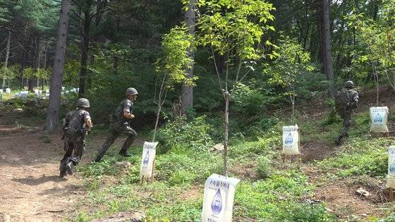 군견이 정찰에 나서 단서를 찾으면 군견병도 출동한다. 군견병은 군견과 함께 산을 뛰어오를 수 있는 체력이 필요하다. [영상캡처=공성룡 기자]