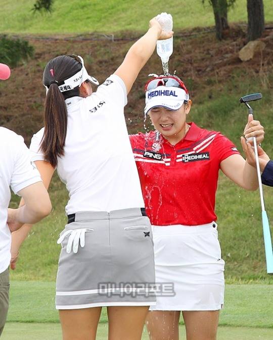 조아연의 축하를 받는 이다연. 사진=김상민 기자