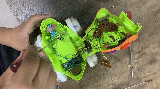 분해한 장난감 안은 전선, 나사, 회로 등으로 가득차있었다.