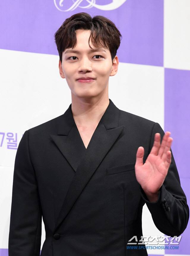 tvN 드라마 '호텔 델루나' 제작발표회가 8일 오후 서울 논현동 임피리얼팰리스 호텔에서 열렸다. 배우 여진구가 포즈 취하고 있다. '호텔 델루나'는 귀신 손님을 받는 호텔 사장(이지은)과 지배인(여진구)의 호러 로맨스를 그린 드라마다. 정재근 기자 cjg@sportschosun.com/2019.07.08/