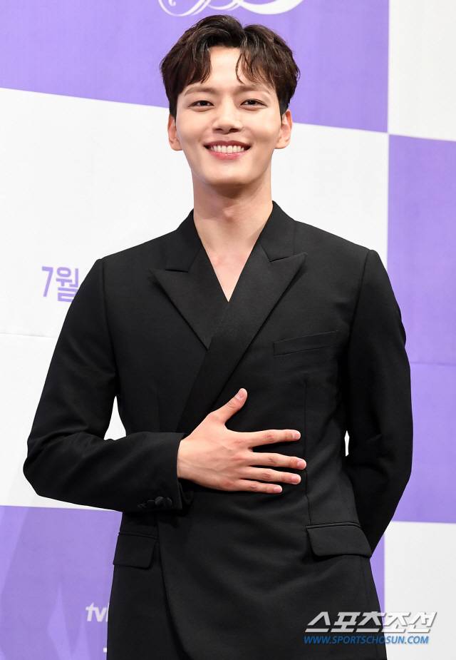 tvN 드라마 '호텔 델루나' 제작발표회가 8일 오후 서울 논현동 임피리얼팰리스 호텔에서 열렸다. 배우 여진구가 포즈 취하고 있다. '호텔 델루나'는 귀신 손님을 받는 호텔 사장(이지은)과 지배인(여진구)의 호러 로맨스를 그린 드라마다. 정재근 기자 cjg@sportschosun.com/2019.07.08/
