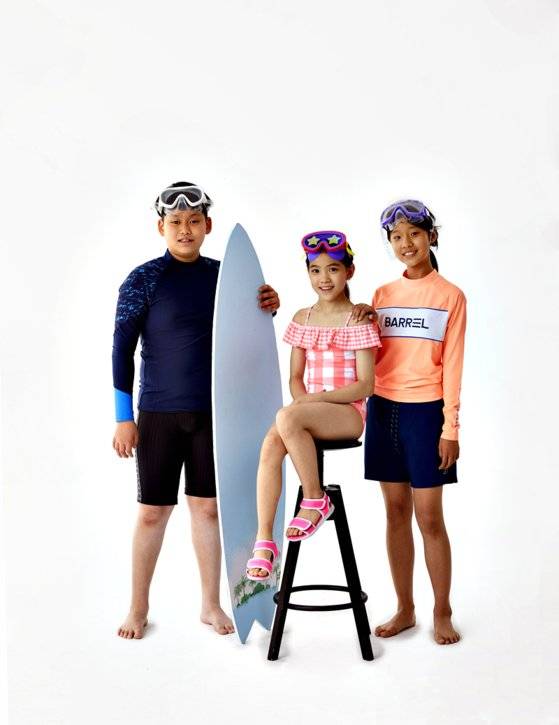 (왼쪽부터)한승민 학생기자, 이수안 학생모델, 정아인 학생기자가 모였다. 이들은 서로의 수영복을 보며 어떤 제품이 더 편한지 이야기를 간단히 주고 받았다. 한 학생기자, 이 학생모델이 착용한 제품은 개인 소장품, 정 학생기자가 착용한 래쉬가드는 배럴 제품이다.