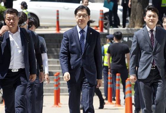 지난 5월 23일 '드루킹 댓글조작'에 관여한 의혹으로 재판을 받는 김경수 경상남도 도지사가 법원에 출석하는 모습. 김 지사는 1심에서 징역형을 선고받은 뒤 2심 변호인단에 법무법인 태평양을 선임했다.[연합뉴스]