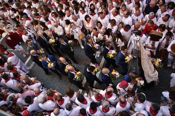스페인 팜플로나에서 매년 7월 6일 개막하는 산페르민 축제는 이 지역 출신 '산 페르민'을 기리는 종교행사로 거리행진등 150여 개 행사가 열린다. 참가자들이 거리행진을 하고 있다. [AP=연합뉴스]