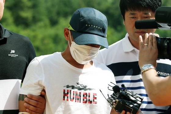 베트남인 아내를 폭행한 혐의를 받고 있는 남편 A(36)씨가 8일 광주지법 목포지원에서 열린 구속 전 피의자 심문(영장실질심사)에 출석하고 있다. [연합뉴스]