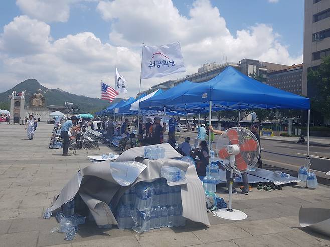 지난 7일 우리공화당 등 보수 측 세력이 서울 종로구 광화문광장에서 시위를 하고 있다. [사진=이원율 기자/yul@]