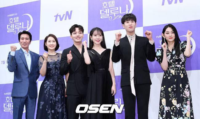 [OSEN=지형준 기자]배우 신정근, 배해선, 여진구, 이지은, 표지훈, 강미나가 참석해 포즈를 취하고 있다. /jpnews@osen.co.kr
