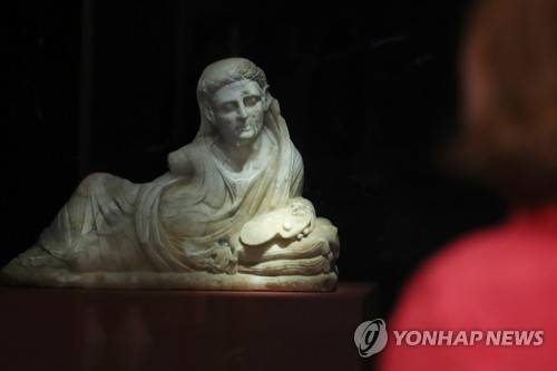 점성술사가 묘사된 유골함 (서울=연합뉴스) 진연수 기자 = 8일 서울 용산구 국립중앙박물관에서 열린 특별전 '로마 이전, 에트루리아' 언론공개회에서 관람객이 점성술사가 묘사된 유골함을 살펴보고 있다. 2019.7.8 jin90@yna.co.kr