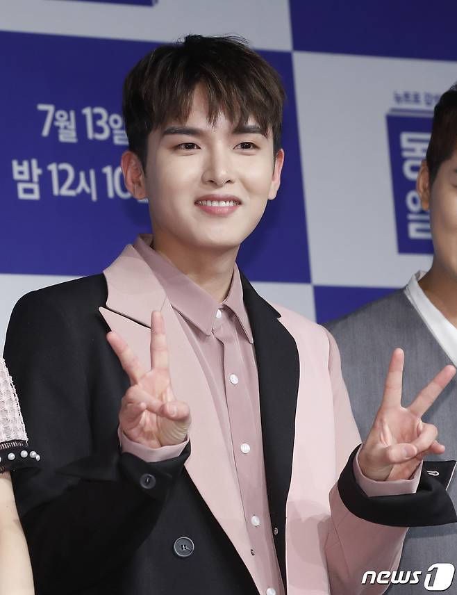 슈퍼주니어 려욱이 9일 오후 서울 영등포구 여의도동 서울마리나에서 열린 TV CHOSUN 예능프로그램 ‘뉴트로 감성 음악여행 : 동네 앨범’ 제작발표회에 참석해 포즈를 취하고 있다. ‘동네 앨범’은 낯선 여행지에 도착한 출연진들이 그곳에서 만난 ‘동네’ 사람들과의 이야기를 담아내는 프로그램이다. 2019.7.9/뉴스1 © News1 권현진 기자