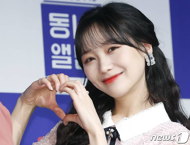 러블리즈 류수정이 9일 오후 서울 영등포구 여의도동 서울마리나에서 열린 TV CHOSUN 예능프로그램 ‘뉴트로 감성 음악여행 : 동네 앨범’ 제작발표회에 참석해 포즈를 취하고 있다. ‘동네 앨범’은 낯선 여행지에 도착한 출연진들이 그곳에서 만난 ‘동네’ 사람들과의 이야기를 담아내는 프로그램이다. 2019.7.9/뉴스1 © News1 권현진 기자