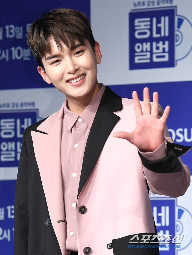 TV 조선 예능프로그램 '동네앨범' 제작발표회가 9일 오후 서울 영등포구 서울마리나 요트클럽에서 열렸다. 려욱이 포즈 취하고 있다.  '동네앨범'은 낯선 여행지에 도착한 출연진이 그곳에서 만난 동네사람들과의 이야기를 담아내는 '음악여행' 프로그램이다. 정재근 기자 cjg@sportschosun.com/2019.07.09/