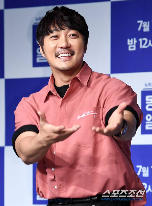 TV 조선 예능프로그램 '동네앨범' 제작발표회가 9일 오후 서울 영등포구 서울마리나 요트클럽에서 열렸다. KCM이 포즈 취하고 있다.  '동네앨범'은 낯선 여행지에 도착한 출연진이 그곳에서 만난 동네사람들과의 이야기를 담아내는 '음악여행' 프로그램이다. 정재근 기자 cjg@sportschosun.com/2019.07.09/