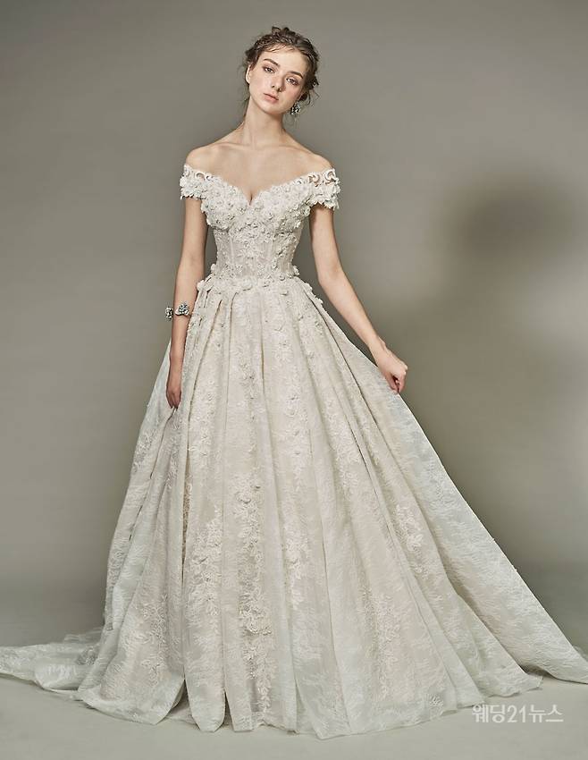 사진 : 웨딩드레스 마리스포사, 포토그래퍼 김보하(써드마인드), 스타일리스트 정민경, 헤어 박효심 메이크업 김미소(에브뉴준오), 모델 줄리, 제품협찬 로제도르. 마니에피에디, 바슐, 해수엘