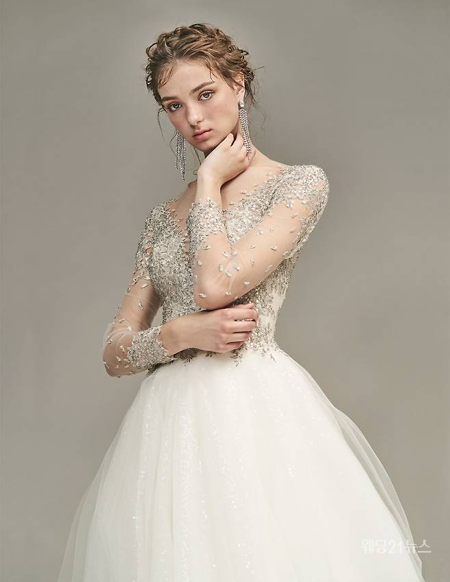 사진 : 웨딩드레스 마리스포사, 포토그래퍼 김보하(써드마인드), 스타일리스트 정민경, 헤어 박효심 메이크업 김미소(에브뉴준오), 모델 줄리, 제품협찬 로제도르. 마니에피에디, 바슐, 해수엘