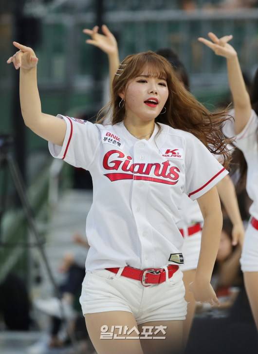 화보]곽혜인 치어리더, 사직 달구는 각선미