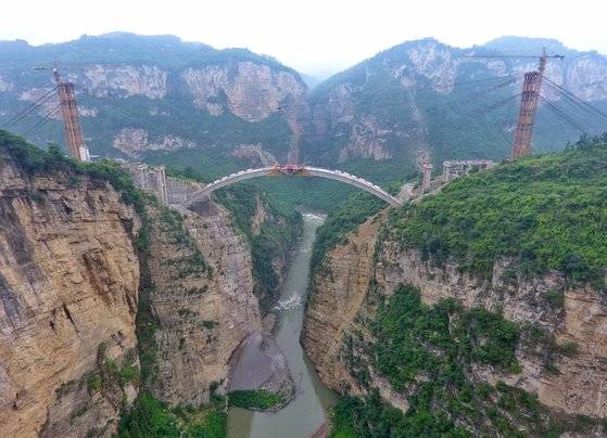 아치교는 협곡 180m 위에 설치 됐다. [신화=연합뉴스]