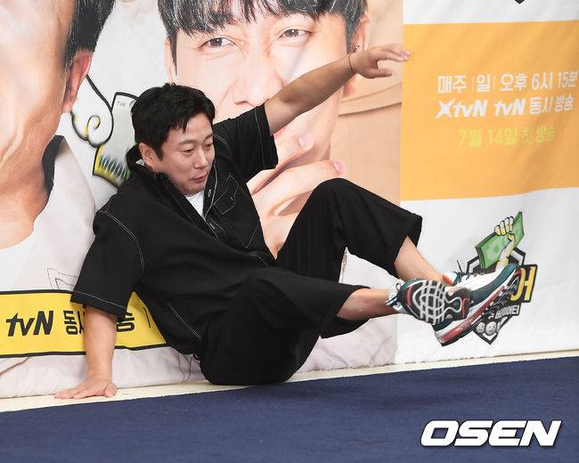[OSEN=곽영래 기자] XtvN 새 예능 '플레이어' 제작발표회가 9일 오후 서울 마포구 스탠포드 호텔에서 진행됐다.  이수근이 포토타임을 갖고 있다. /youngrae@osen.co.kr