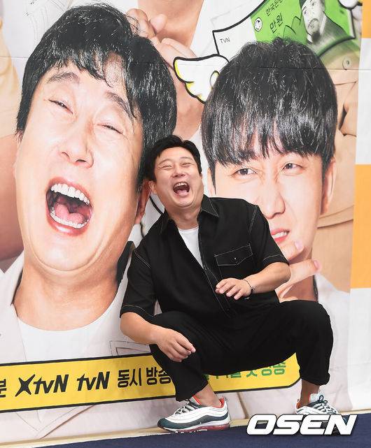 [OSEN=곽영래 기자] XtvN 새 예능 '플레이어' 제작발표회가 9일 오후 서울 마포구 스탠포드 호텔에서 진행됐다.  이수근이 포토타임을 갖고 있다. /youngrae@osen.co.kr