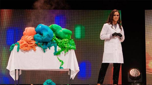 미국 ‘미스 버지니아 2019’ 선발대회에서 수영복 무대 대신 과학 실험을 선보인 여성이 왕관을 거머쥐었다