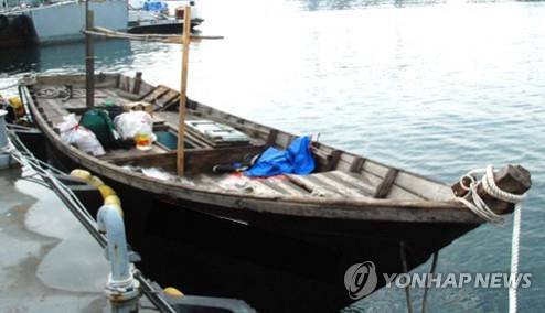 삼척항 정박 북한 목선 [국방부 제공]