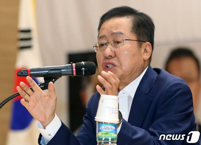 홍준표 자유한국당 전 대표가 10일 서울 여의도 국회 의원회관에서 열린 '대학생 리더십 아카데미'에서 특강을 하고 있다. 홍준표 대표는 '경제가 IMF 구제금융 이후 최악'이라며, '자영업, 중소기업이 몰락하고 있는  것은 좌파경제정책 때문'이라고 말했다. 2019.7.10/뉴스1 © News1 이종덕 기자