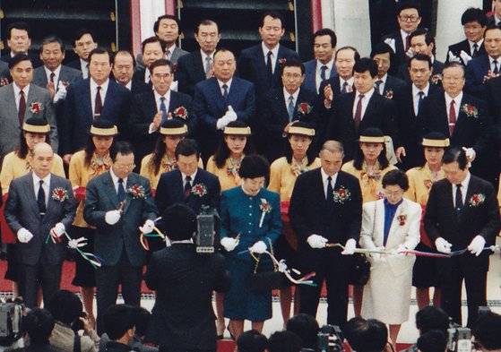 1990년 3월 24일 매직 아일랜드 개장식. 왼쪽부터 고 박태준 국무총리, 고 김종필 국무총리, 신격호 롯데 그룹 회장 내외, 나카소네 야스히로 전 일본 수상 내외, 고 김대중 전 대통령. [사진 롯데월드]