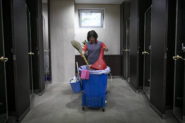 ⓒ시사IN 신선영 서울 도봉역에서 160번 버스를 타고 출근하는 최정자씨는 성북구에 있는 한 대학에서 청소 노동자로 일하고 있다.