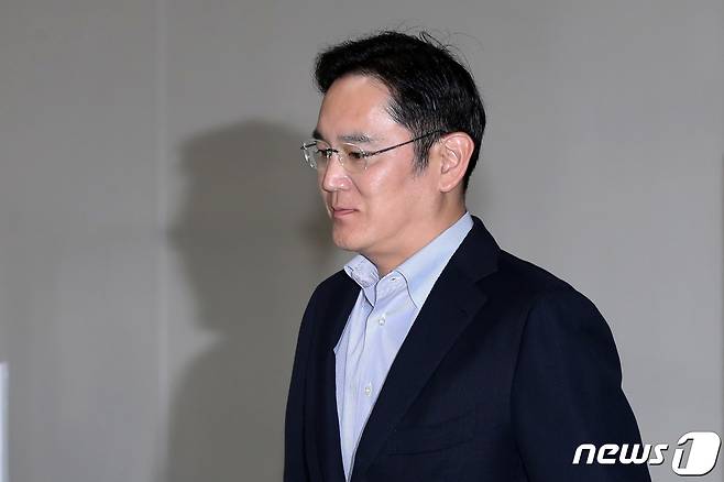 이재용 삼성전자 부회장이 지난 7일 오후 서울 강서구 김포공항을 통해 일본으로 출국하고 있다. 이 부회장 일본행은 지난 4일부터 시작된 일본 정부의 반도체 핵심소재 수출 규제 강화에 따른 해결방안을 모색하기 위한 것으로 알려졌다. 2019.7.7/뉴스1 © News1 민경석 기자