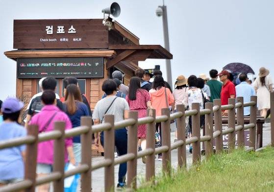 제주 서귀포시 성산읍 성산일출봉에 관광객들이 찾아와 표를 끊고 있다. [뉴시스]