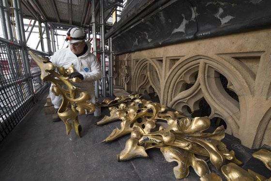 엘리자베스 타워 복원 프로젝트를 위해 관계자가 빅 벤 외장 일부를 검사하고 있다. [AFP=연합뉴스]