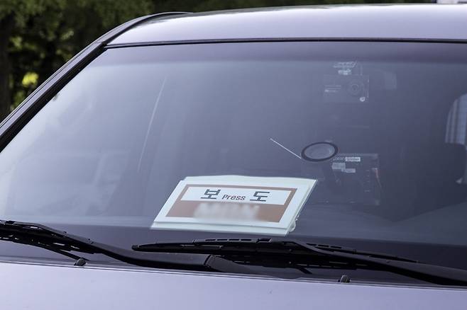 ▲한 취재지원 차량 윈드쉴드에 '보도차량' 안내문구가 붙어있다. 사진=김용욱 기자