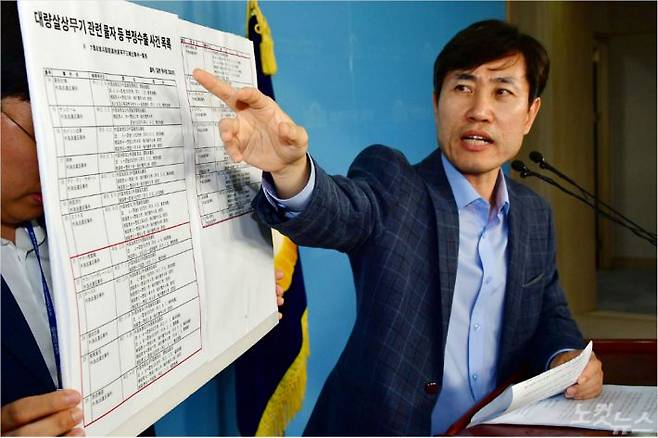 바른미래당 하태경 의원이 12일 오후 국회 정론관에서 일본 경시청 자료 '대량살상무기 관련 물자 등 부정수출 사건 목록'을 공개하고 있다. (사진=윤창원 기자)