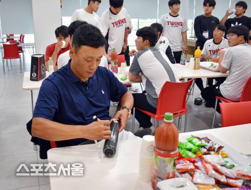 이승엽 KBO홍보대사가 11일 LG 2군을 대상으로 강의한 뒤 이어진 미팅 중 사인을 하고 있다. 이천|배우근기자kenny@sportsseoul.com