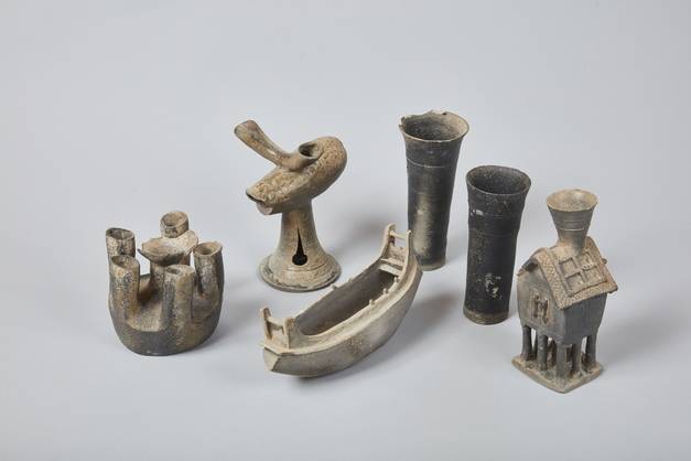 지난 5월말 말이산 45호분 발굴성과를 발표할 당시 무덤주인의 묘곽서 나온 출토품으로 공개됐던 아라가야 상형토기들. 집과 배, 등잔 모양 상형토기들 사이로 머리통 없이 깨어진 사슴형 상형토기뿔잔(당시엔 동물형 뿔잔으로 표기)의 애초 모습이 보인다.