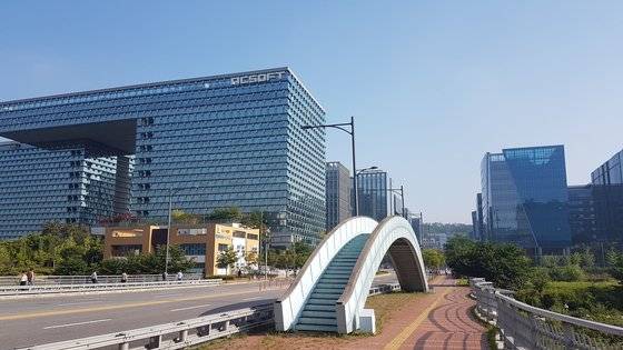 장류진 작가의 단편소설『일의 기쁨과 슬픔』에 등장하는 ‘판교육교’의 실제 모델인 경기도 성남시 분당구 삼평동 동안교 조형물. 판교역에서 봇들저류지 공원을 넘어 엔씨소프트 사옥 방면으로 가는 동안교에 한쪽에 설치돼 있다. 육교 모양이기는 하지만 도로를 가로질러 길 건너편으로 이어지지 않고 도로와 평행하게 놓여있다. 분당구청 관계자는 ’2009년 판교 택지를 개발하면서 각 다리마다 조형물을 설치했는데 그 일환으로 설치됐다“며 ’육교라기 보다는 사진을 찍거나 경치를 보는 전망대“라고 설명했다. 판교=박민제 기자