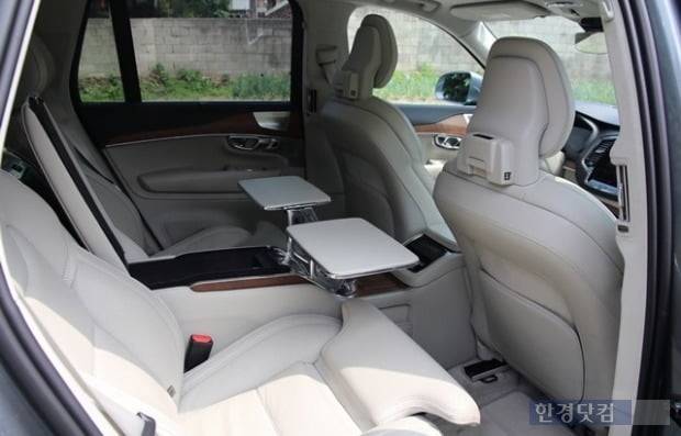 볼보 XC90 2열은 항공기 비즈니스 클래스를 연상시킨다. 1열 머리 받침 뒷면에 모니터를 장착하면 그 느낌은 더욱 커진다.