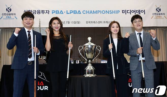 15일 오전 서울 중구 태평로 한국프레스센터에서 열린 신한금융투자 PBAㆍLPBA 챔피언십 미디어데이에서 강민구(왼쪽부터), 김가영, 차유람, 오성욱 선수가 취재진을 향해 포즈를 취하고 있다. 신한금융투자 PBAㆍLPBA 챔피언십은 오는 22일부터 26일까지 잠실롯데호텔월드 크리스탈볼룸에서 개최된다. 한편 이날 미디어데이에는 와일드카드로 출전하게된 포켓볼 선수 차유람과 김가영, PBA의 오성욱과 강민구 선수가 참석했다. 2019.7.15/뉴스1 © News1 박정호 기자