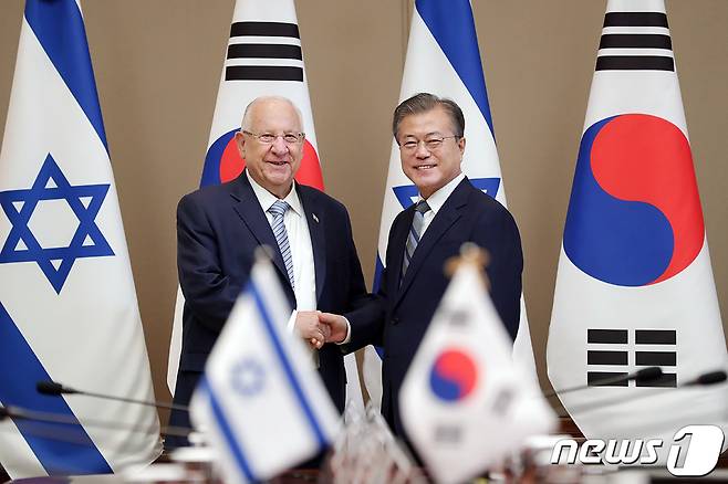문재인 대통령과 루벤 리블린 이스라엘 대통령이 15일 오전 청와대 본관 집현실에서 정상회담에 앞서 악수하고 있다. (청와대 제공) 2019.7.15/뉴스1