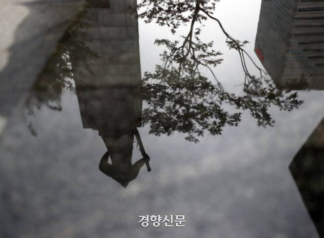 물에 투영된 광화문광장 이순신 동상. /강윤중 기자