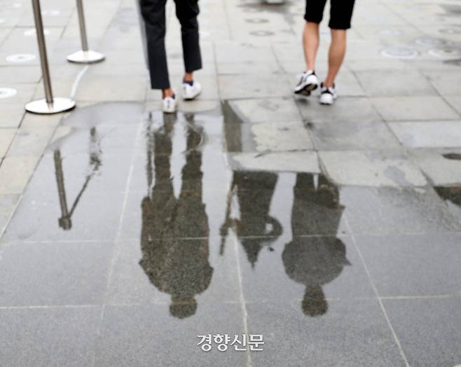 이순신 동상을 향해 걸어가는 시민들. /강윤중 기자