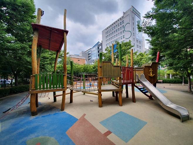 서울시가 산림조합과 2016년 업무협약(MOU)을 맺고 송파구 삼전동에 '삼학사 어린이공원'을 창의어린이놀이터로 재조성했다. 사진=최동수 기자
