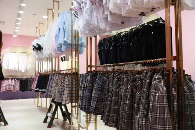 잠실에 위치한 ‘이화교복’ 내부사진. /인스타그램