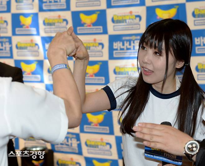 팬들과 ‘손가락 맞추기’ 게임을 즐기고 있는 츠보미.