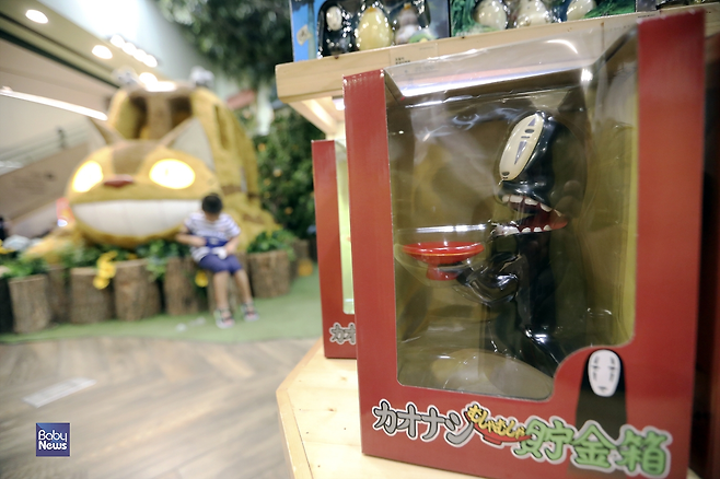 지하 1층에서 첫 번째로 만난 일본 브랜드, '도토리숲' 일본어로 쓰여진 센과 치히로의 가오나시 캐릭터 인형이 진열돼 있고, 한 아이가 구매한 일본 캐릭터 상품을 만져보고 있다. 김근현 기자 ⓒ베이비뉴스
