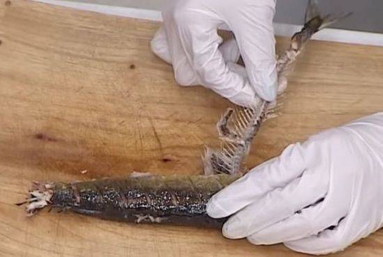 생선가시나 육류의 뼈도 일반쓰레기로 배출해야 합니다. [사진=유튜브 화면캡처]