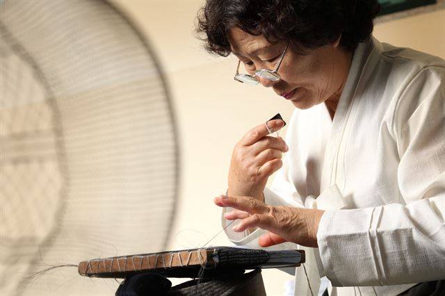 국가무형문화재 탕건장 김혜정 선생이 탕건을 만들고 있다. 탕건은 남자들이 갓을 쓸 때 받쳐 쓰는 모자의 일종으로 사모(紗帽)나 갓 대신 평상시 집안에서 쓴다. 주로 말총이나 쇠꼬리털로 만든다. 문화재청 제공